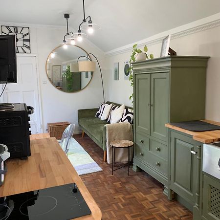 Newly Refurbished One Bedroom With Additional Sofa Bed Self Contained Flat In Garden Abbots Langley Eksteriør billede